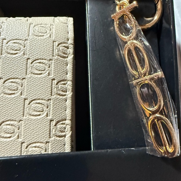 NWT!! Bebe Ivory Wristlet with Metallic Details - Picture 3 of 5